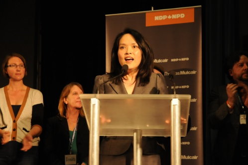 中國僑網(wǎng)關(guān)慧貞勝出提名后發(fā)表演說。(美國《世界日報(bào)》/劉煥宇 攝)