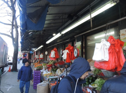 中國僑網(wǎng)華埠商鋪都準(zhǔn)備大量塑料袋。(美國《世界日報》/高夢梓 攝)