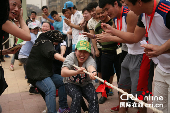 中國僑網(wǎng)運(yùn)動會上的女子拔河比賽 黃元鵬攝
