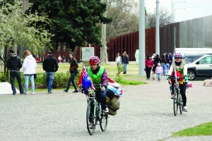 中國僑網(wǎng)賴立坤和張慧在騎車環(huán)游世界的路上
