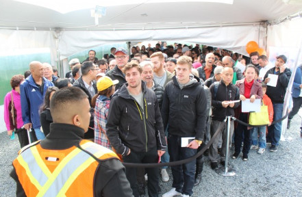 中國僑網(wǎng)大批買家早早排期長龍,其中不乏華人身影。(加拿大《世界日報》/倪怡婧 攝)