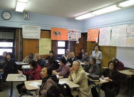 中國僑網(wǎng)華裔民眾積極到場反映問題,立者是史葛靜辦公室華裔代表張笑瑛主持中文小組討論。(美國《世界日報》/劉大琪 攝)