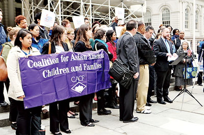 中國僑網(wǎng)紐約市服務(wù)組織代表和市議員要求議會(huì)撥出500萬健保服務(wù)資金。(美國《星島日?qǐng)?bào)》)