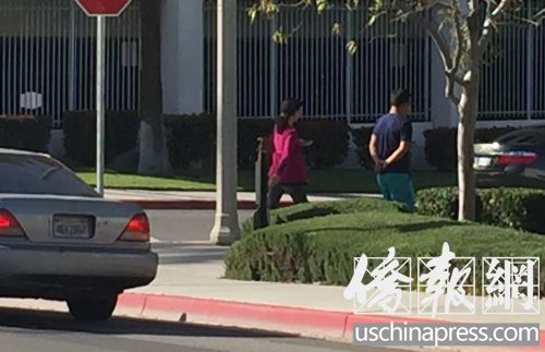 中國(guó)僑網(wǎng)“證人”月嫂和丈夫離開(kāi)法院走向停車場(chǎng)。(美國(guó)《僑報(bào)》網(wǎng)/高睿 攝)