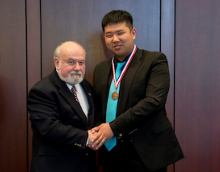 中國僑網(wǎng)美國特洛伊高中華裔生包容(右)收到15所大學(xué)錄取通知書。(美國《世界日報》/包容 提供)