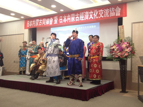 中國僑網(wǎng)設(shè)立慶典上的歌舞表演。