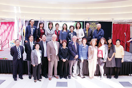 中國僑網(wǎng)主辦方和三級(jí)政府代表合影。(加拿大《明報(bào)》/呂寒 攝)