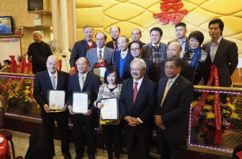 中國僑網(wǎng)李孟賢市長(前右二)向舊金山中華總商會(huì)董事頒發(fā)賀狀。(美國《世界日報(bào)》/關(guān)文杰 攝)