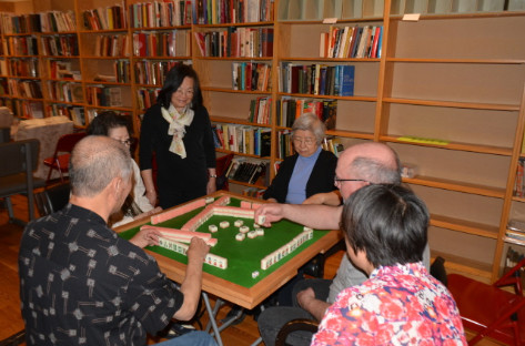 中國僑網(wǎng)芝加哥美洲華裔博物館辦講座,教大家打麻將。(美國《世界日報》/陳嘉倩 攝)
