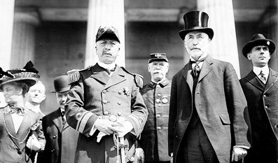 中國僑網(wǎng)程璧光陪同紐約市長William Jay Gaynor檢閱海圻艦水兵。(環(huán)球時(shí)報(bào))