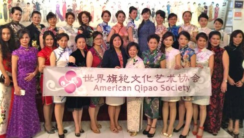 中國(guó)僑網(wǎng)孟昭文(前左七起)與徐朱留弟祝賀世界旗袍文化藝術(shù)協(xié)會(huì)成立。(美國(guó)《世界日?qǐng)?bào)》)