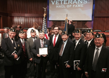 中國僑網(wǎng)史葛靜(前排中)授予紐約華裔美國退伍軍人會(huì)“杰出老兵”稱號(hào)。(美國《世界日?qǐng)?bào)》)