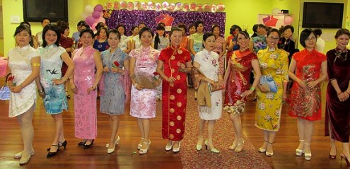 中國(guó)僑網(wǎng)中國(guó)旗袍會(huì)亞特蘭大分會(huì)旗袍秀,展現(xiàn)東方女性風(fēng)華。(美國(guó)《世界日?qǐng)?bào)》/安方 攝)