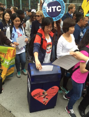 中國僑網(wǎng)華裔積極參加集會,要求實(shí)施移民行政令。(美國《世界日報(bào)》/劉大琪 攝)