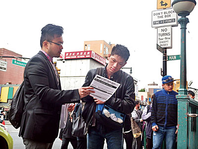 中國僑網(wǎng)華裔行人昨于緬街了解工人及消費者權(quán)益。(美國《星島日報》)