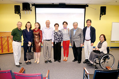 中國(guó)僑網(wǎng)常昌富(左四)與本次活動(dòng)的組織者和部分觀眾合影。(美國(guó)《星島日?qǐng)?bào)》)