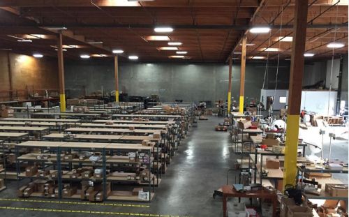 中國僑網(wǎng)圖為一家華人物流公司的大型配送倉庫。(美國《僑報(bào)》)