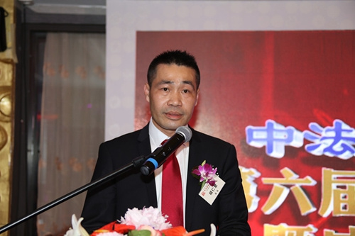 中國(guó)僑網(wǎng)胡仁愛(ài)會(huì)長(zhǎng)致辭。(法國(guó)《歐洲時(shí)報(bào)》/黃冠杰 攝)