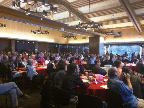 中國僑網(wǎng)當(dāng)天200余人出席活動。(美國《僑報》/張苗 攝)