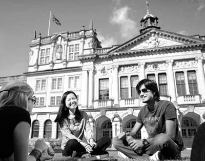 中國(guó)僑網(wǎng)在英國(guó)大學(xué)里輕松交流