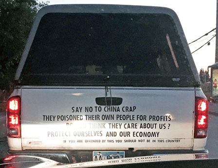 中國僑網(wǎng)圖為寫有反華言論的貨車。(加拿大《明報》/楊震霆 攝)