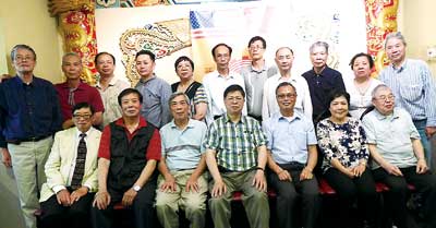 中國僑網(wǎng)第十六屆美國華人海外交流協(xié)會復選職員合照。(美國《星島日報》/梁敏育 攝)