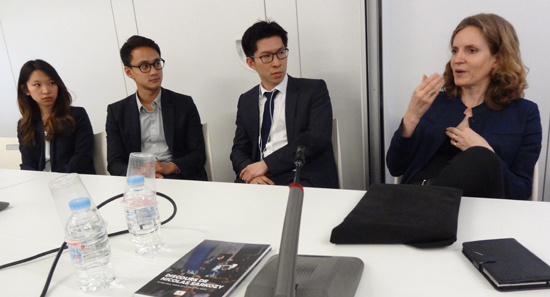 中國僑網(wǎng)莫里塞(右一)稱華裔優(yōu)勢得天獨厚。(法國《歐洲時報》/景亞男 攝)