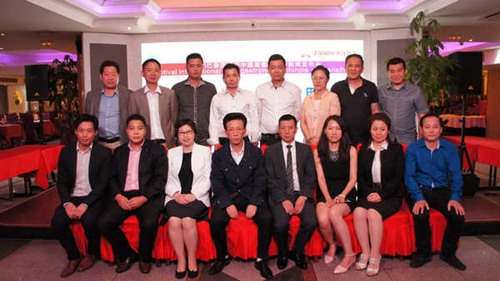 中國(guó)僑網(wǎng)2015巴黎國(guó)際杯“中國(guó)美食國(guó)際文化節(jié)”組委會(huì)成員合影。 (法國(guó)《歐洲時(shí)報(bào)》/張?jiān)栖?攝)