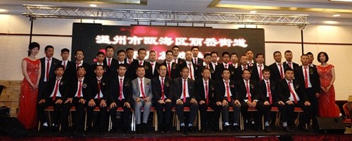 部分嘉賓合影。(法國《歐洲時報》)