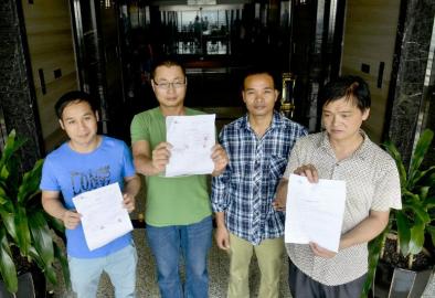 7月8日，從幾內(nèi)亞務(wù)工回國的工人在成都華盛天筑裝飾有限公司門口討薪。（呂甲