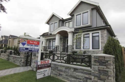 圖為溫哥華一棟房屋門外的已售標(biāo)識(shí)。(參考消息)