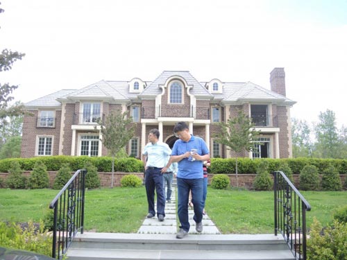 加州房地產業(yè)顧問彭斯說：“我認為在美國置產的中國人是長期投資，藉此分散資產，以防萬一國內出事還有個避風港。我不認為中國股市狂漲150%后暴跌30%會改變這種情況?！?/