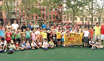 參加培訓(xùn)的學(xué)員與教練合影。（美國《星島日?qǐng)?bào)》）