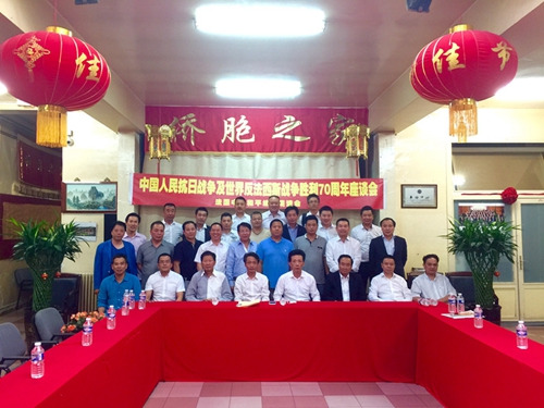 參加座談會的法國華社負責人合影。（法國《歐洲時報》/孔帆