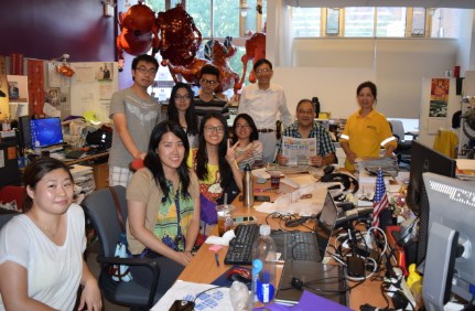 華埠共同發(fā)展機(jī)構(gòu)的暑期工們每天在華埠街頭做完信息收集之后，便返回機(jī)構(gòu)內(nèi)開會討論當(dāng)天成果。(美國《世界日報(bào)》/李玥