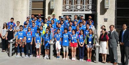 智勝學(xué)院校務(wù)總監(jiān)徐華(前右一)籌辦休士頓游學(xué)團(tuán),此為成都石室聯(lián)中游學(xué)學(xué)生。(美國《世界日報》/黃相慈