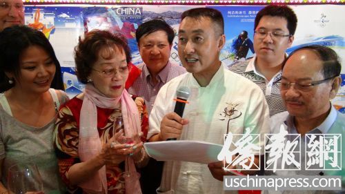 “美華聯(lián)”主席鹿強(qiáng)宣讀“全球華人迎冬奧”宣言。(美國《僑報(bào)》/高睿