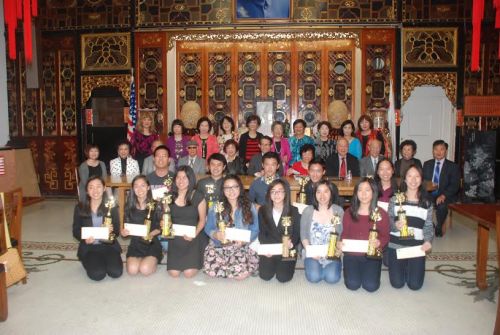 獲獎(jiǎng)學(xué)生和中華總會(huì)館及中華慧妍總會(huì)首長(zhǎng)等嘉賓合影。(美國(guó)《僑報(bào)》/吳卓明