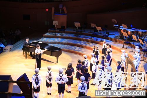 美國榮星合唱團(tuán)的小演員們?yōu)橛^眾演唱《杜鵑花》。(美國《僑報》/李幟一