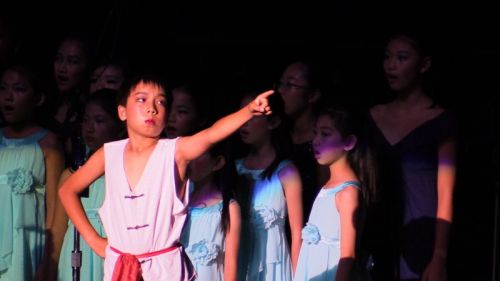 一曲《歌唱二小放牛郎》讓大家看到了哪怕是13歲的兒童也是有著中國人堅挺的脊梁。(美國《僑報》)