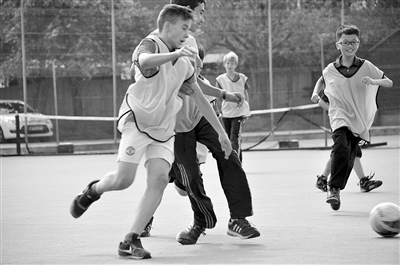 崇文實驗學(xué)校的學(xué)生和外國學(xué)生一起踢足球