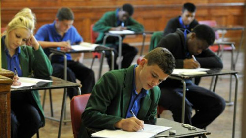 許多英國(guó)學(xué)生初中畢業(yè)后進(jìn)入職業(yè)教育,另外一部分學(xué)生繼續(xù)高中學(xué)習(xí)為考大學(xué)準(zhǔn)備(BBC中文網(wǎng))