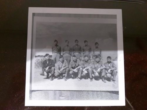 美籍華裔容兆珍(前排右一)與他的美國戰(zhàn)友。(美國《僑報(bào)》/張苗