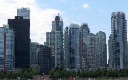 地產業(yè)界人士指出,來自中國的買主在本地置產,大多購買豪宅與公寓大樓這兩類房型。(加拿大《世界日報》)