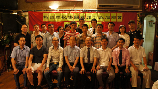 會(huì)長(zhǎng)團(tuán)成員與來(lái)賓合影。(法國(guó)《歐洲時(shí)報(bào)》/張?jiān)栖?攝)