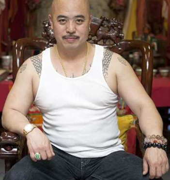 洪門致公總堂龍頭周國祥等八名被告,將于11月先接受審訊。(美國《世界日報》)