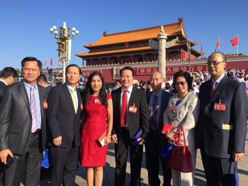 葉劍橋(左四)、李雪琳(左三)與英國僑領(lǐng)(《英國僑報》)