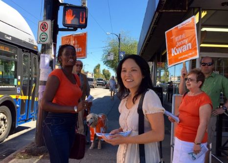 關(guān)慧貞與支持者在街頭拜票。(加拿大《世界日?qǐng)?bào)》)