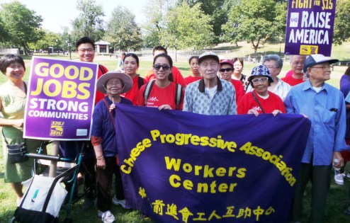 美國華人前進會組織20名華工參加“不再隱形”爭取時薪15元的游行集會活動。(美國《世界日報》/唐嘉麗