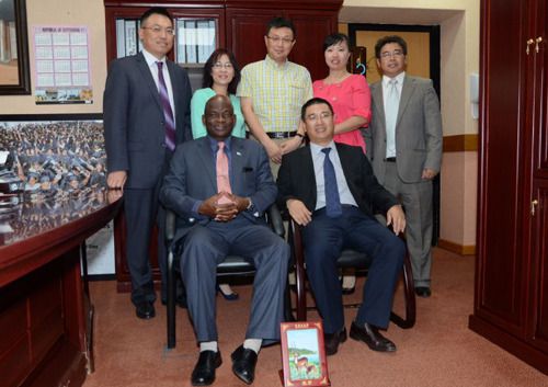 博僑界代表與博勞工部部長巴楚(左一)合影